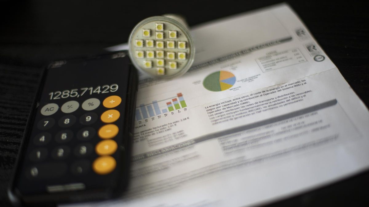 Una factura del consumo de luz. Una factura del consumo de luz.