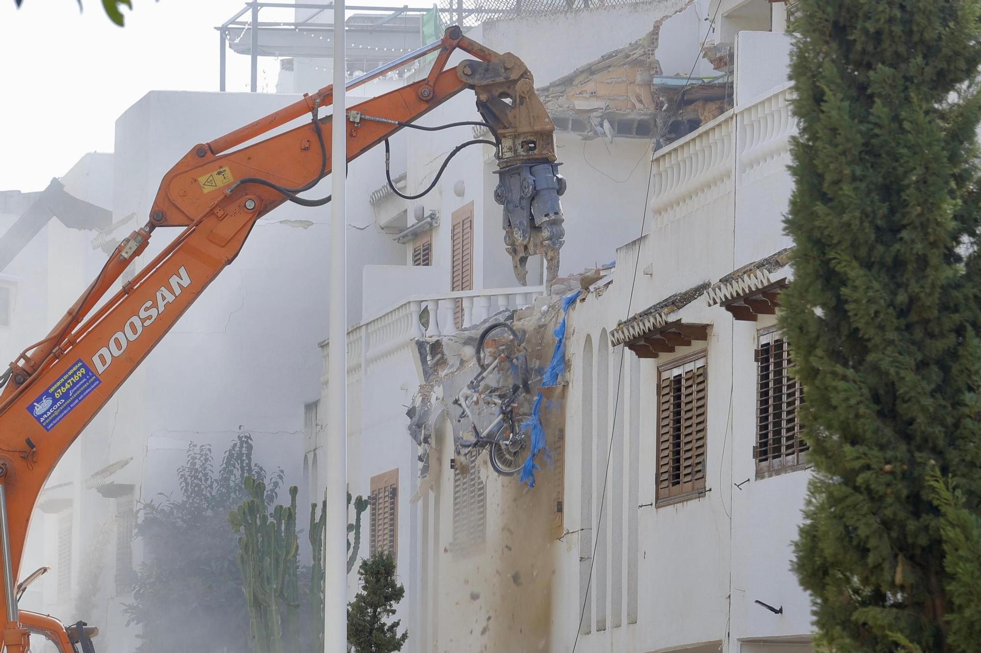 Comienzan los trabajos de demolición en unos adosados en Catarroja tras la dana