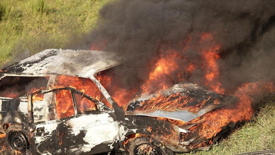 Lo primero que tienes que hacer si tu coche se prende fuego