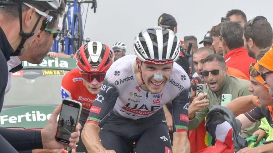 João Almeida, perseguido por Vingegaard, en las últimas rampas de la subida al Angliru.  |