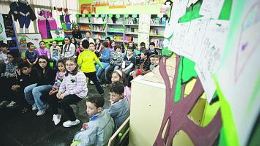 Niños del Colegio Villalegre, ayer, en la biblioteca del centro. / ricardo solís