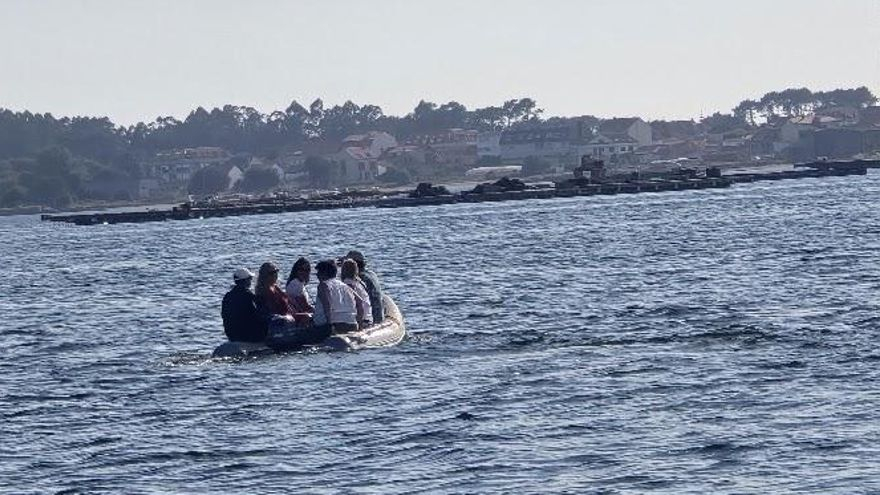 Una zódiac con seis personas a bordo, el viernes.