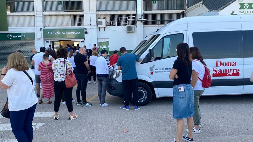 Voluntarios donantes de sangre esta mañana en el estadio del Elche CF