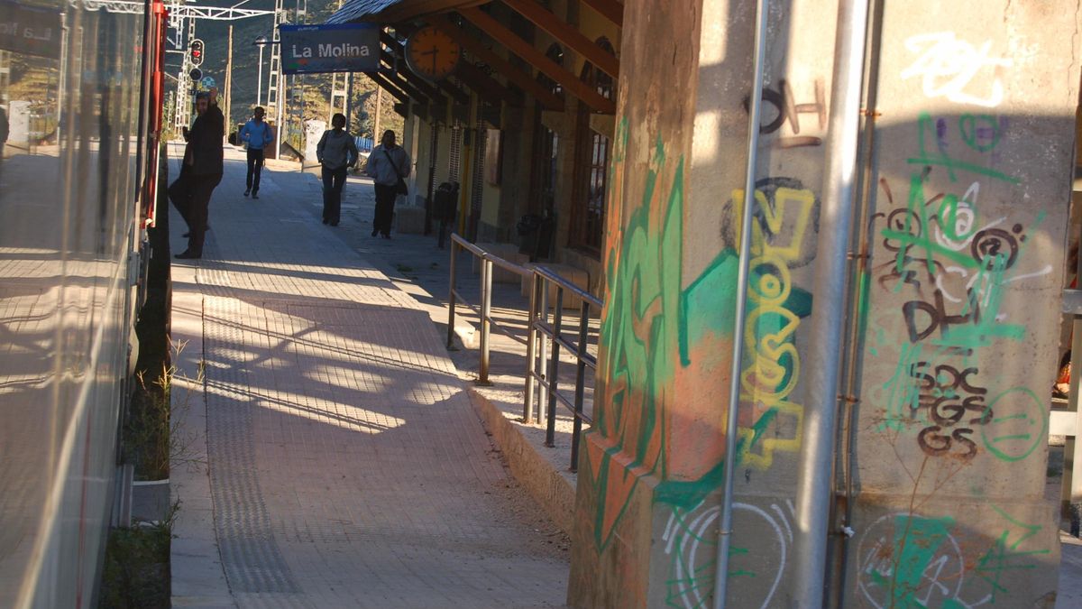 Usuaris de la Renfe a l'estació de la Molina