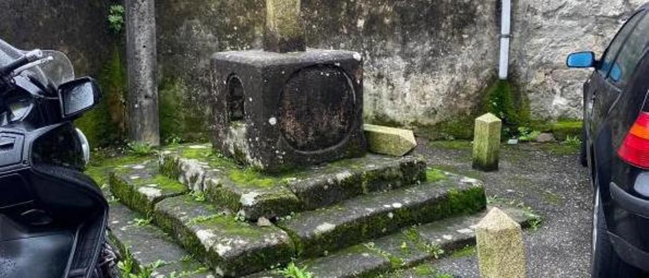 Estado actual de la base del cruceiro de la Rúa O Carballo.