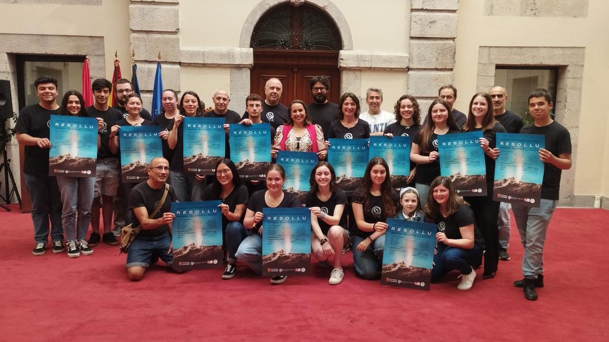 Varios integrantes de la Banda Gaites Llacin, junto a Enrique riestra, Priscila Alonso y José Ramón Amor, en el Ayuntamiento.