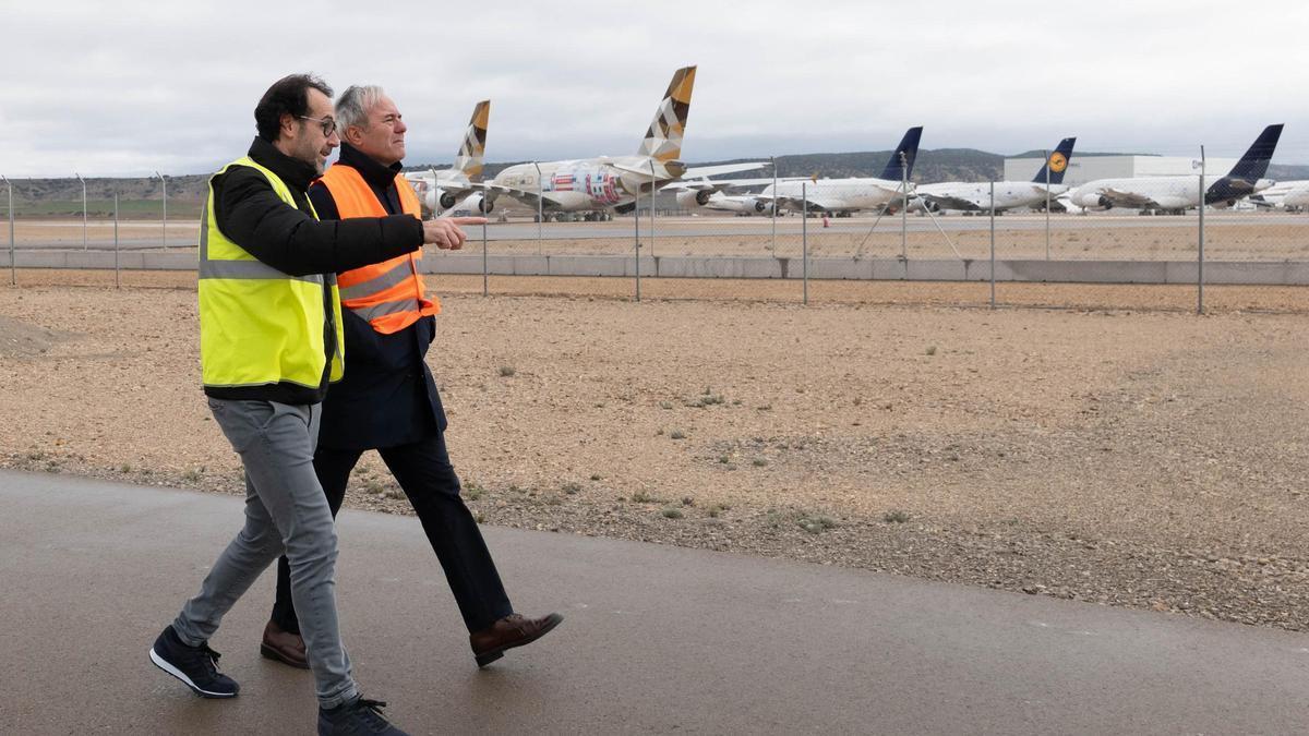 Ezequiel Sánchez y Jorge Azcón, presidentes de PLD Space y del Gobierno de Aragón, respectivamente, caminan por la campa del aeropuerto de Teruel.