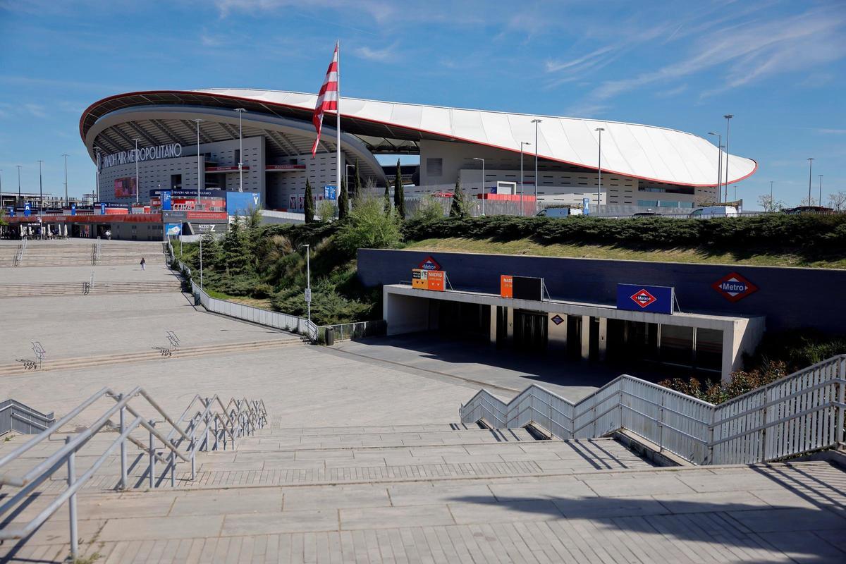 Entrada a la estación de Estadio Metropolitano con el campo al fondo.