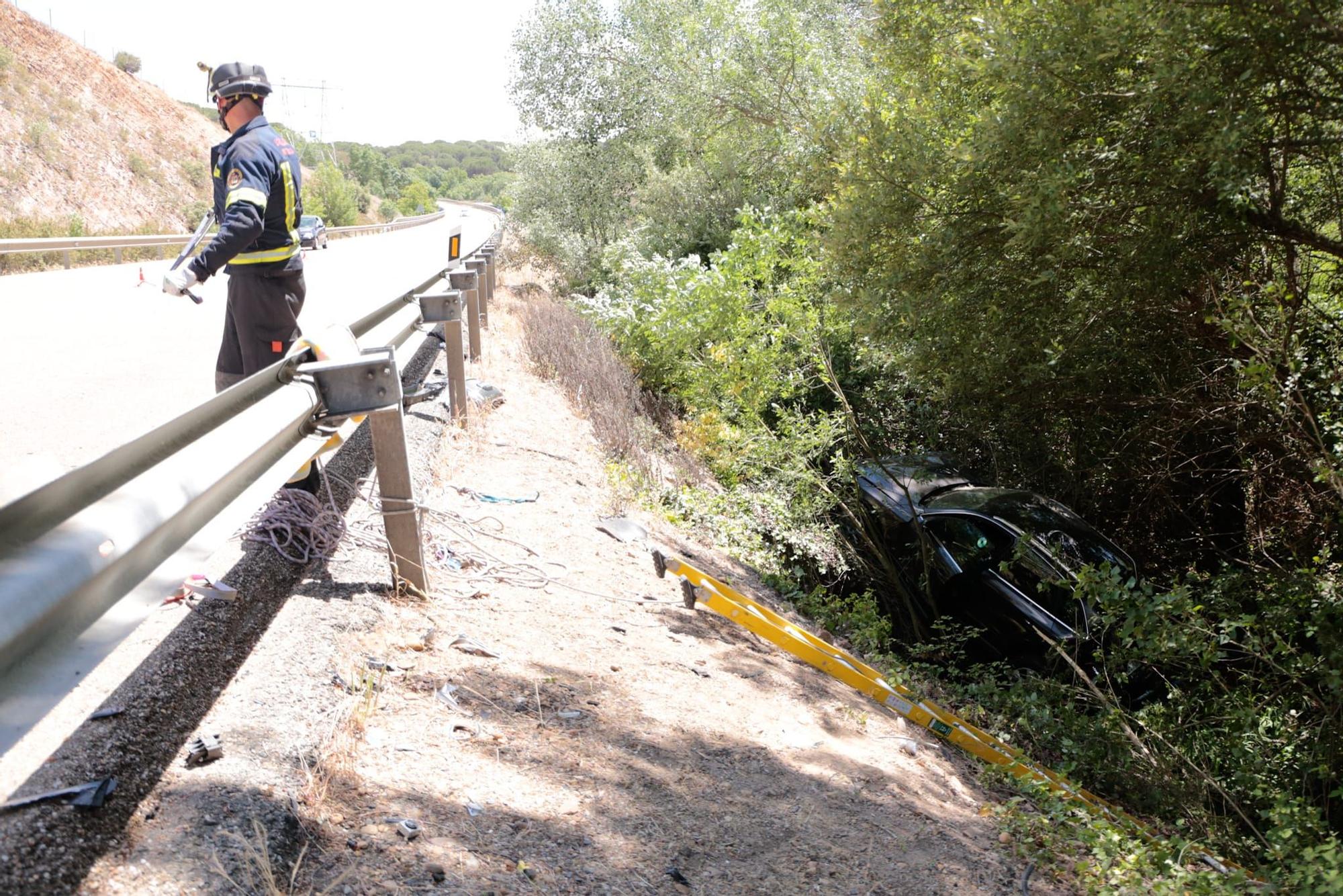 Un coche se precipita a un regato en la N-122 a las afueras de Zamora capital, en el entorno de la Fuente de la Salud