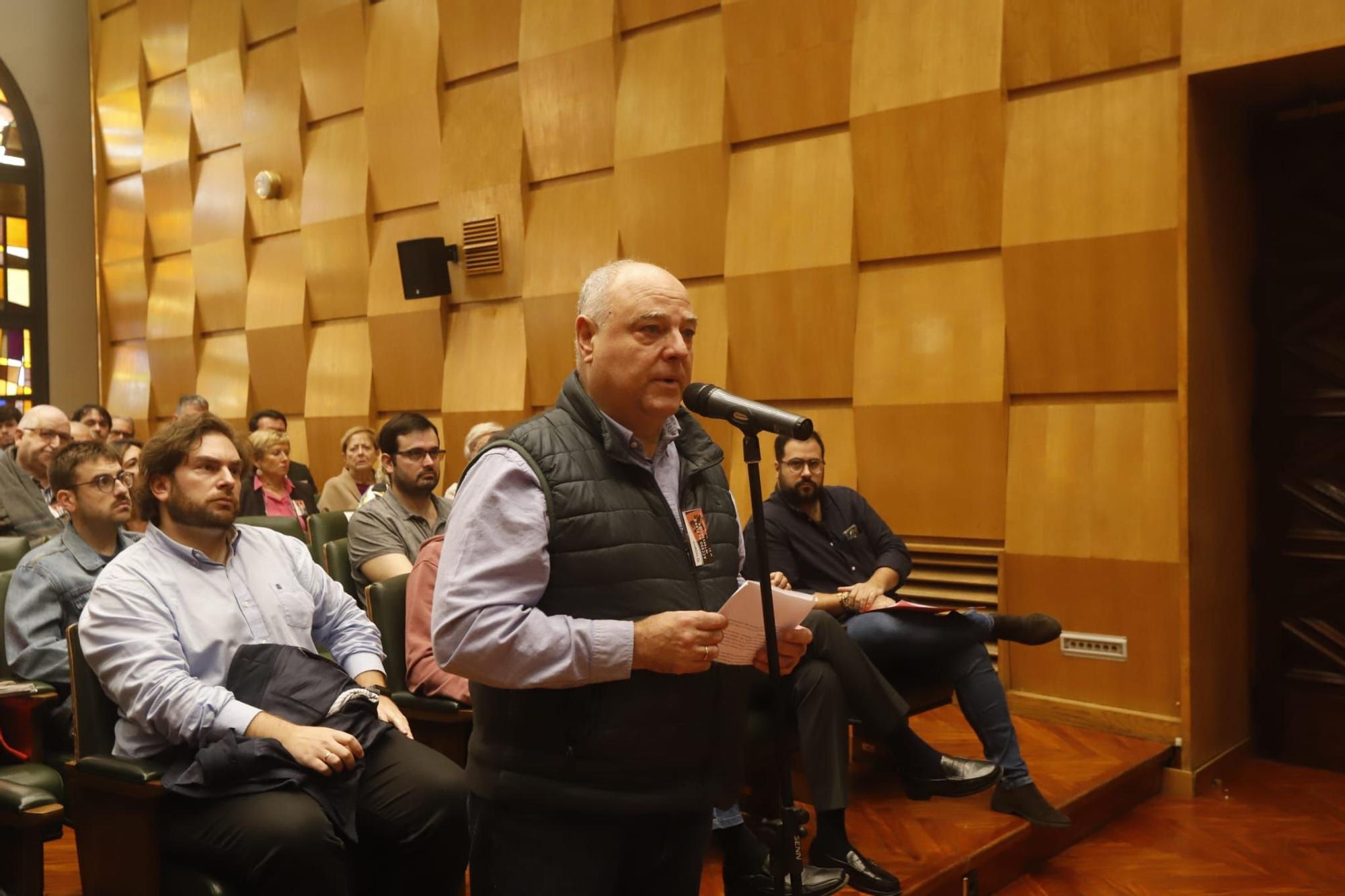 Pleno en el Ayuntamiento de Zaragoza con protesta contra la Ley de Amnistía y Pedro Sánchez