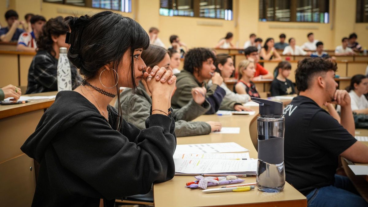 Estudiantes extremeños antes de comenzar el primer examen, esta mañana en la Facultad de Económicas de Badajoz.