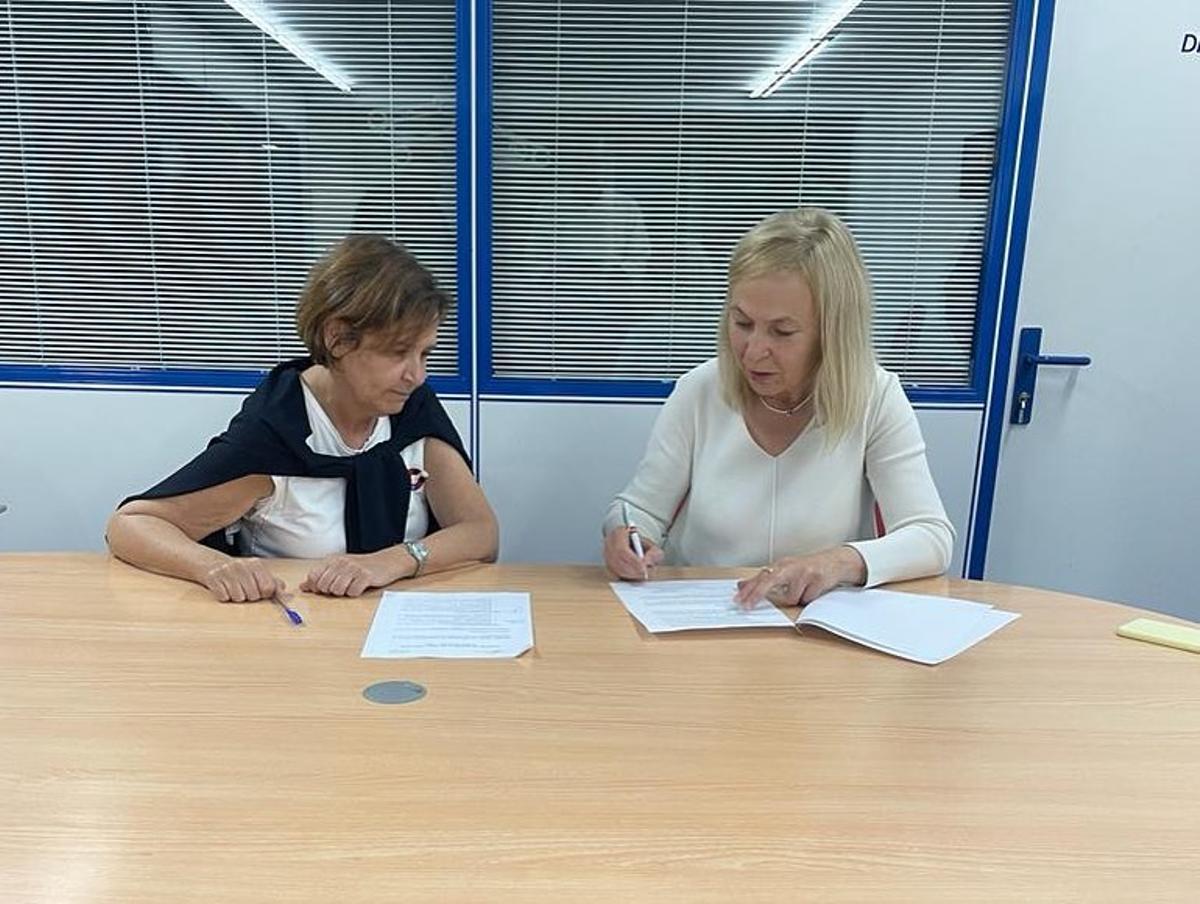 Carmen Moriyón, a la izquierda, y Sara Álvarez Rouco, ayer, firmando el acuerdo en la sede local de Foro.