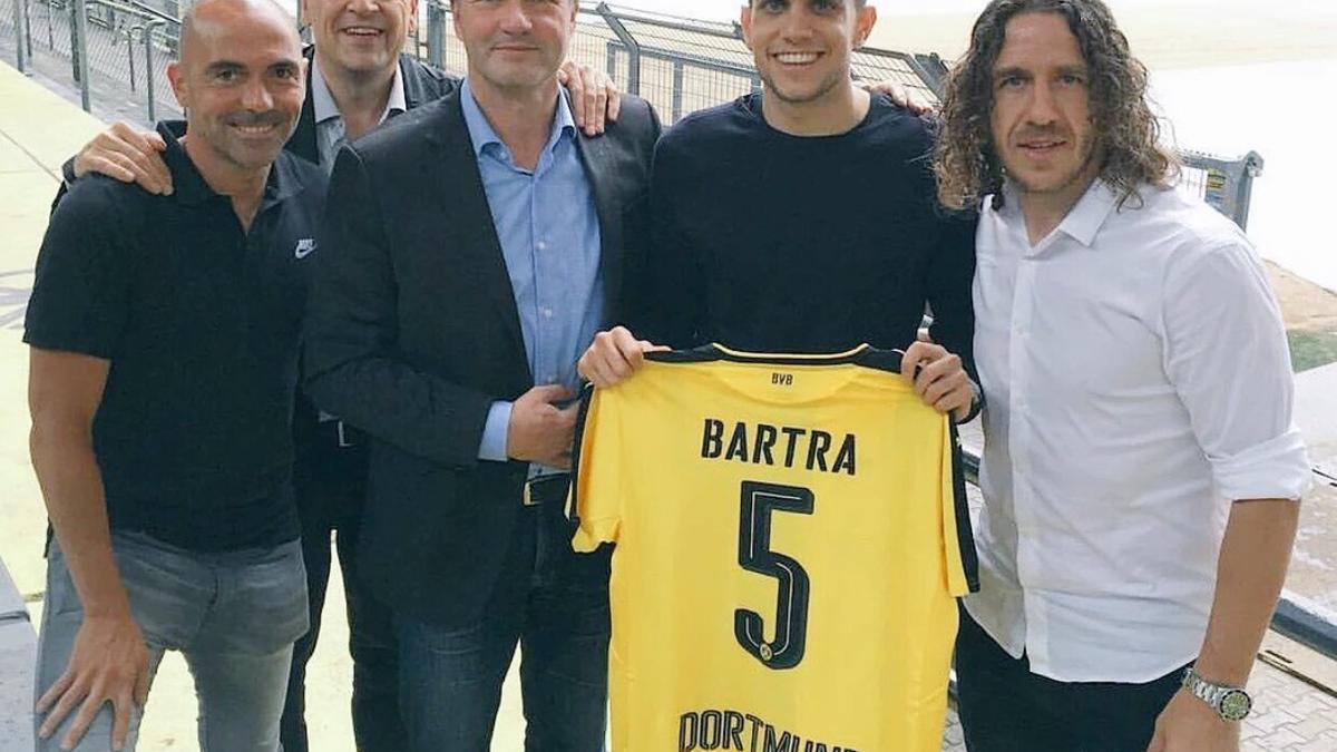 Marc Bartra, junto a Puyol, De la Peña y Sostres, sus asesores, y el representante del Dormund en el estadio del club alemán.