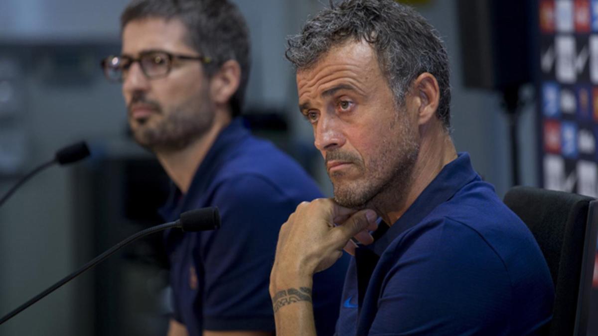 Luis Enrique, junto al responsable de prensa del primer equipo