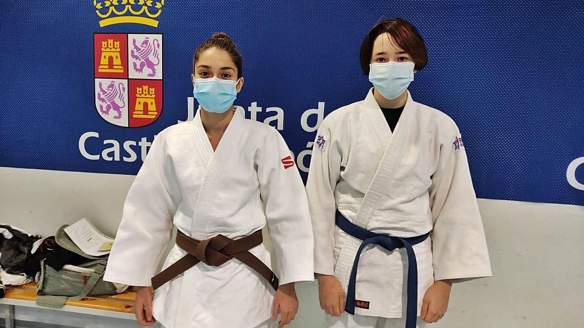 Miriam Silvares y Sara Ventosa, del Judo Morales, trabajan con la Territorial