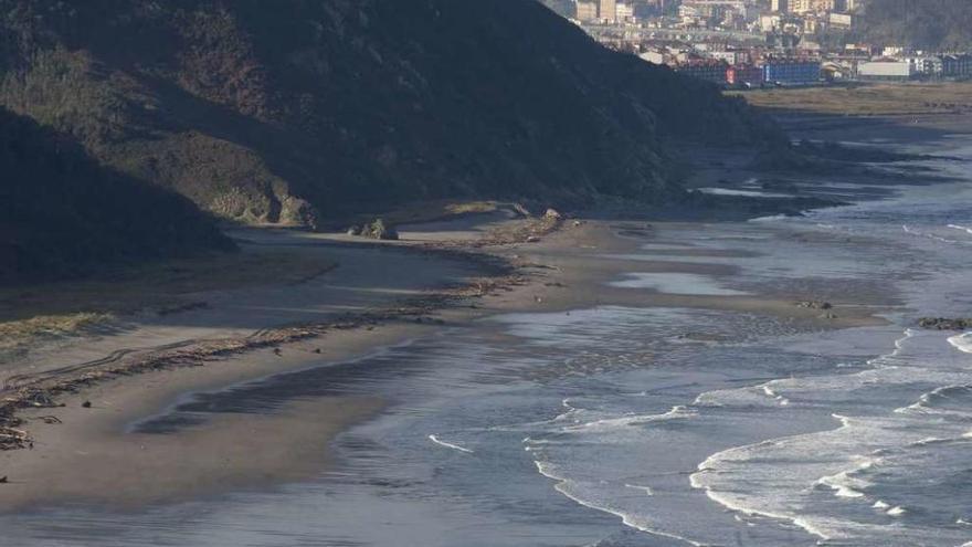 La playa de Bayas. Al fondo, Los Quebrantos.