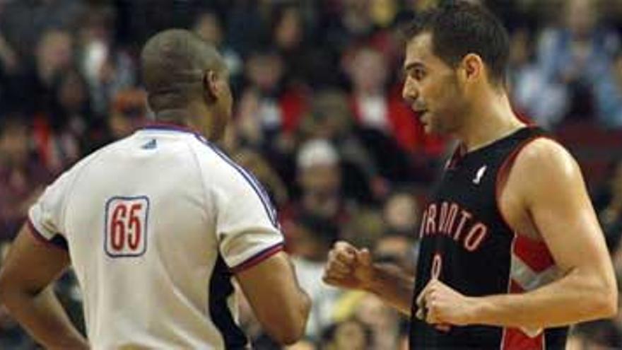 Vuelve Calderón, y los Raptors vencen