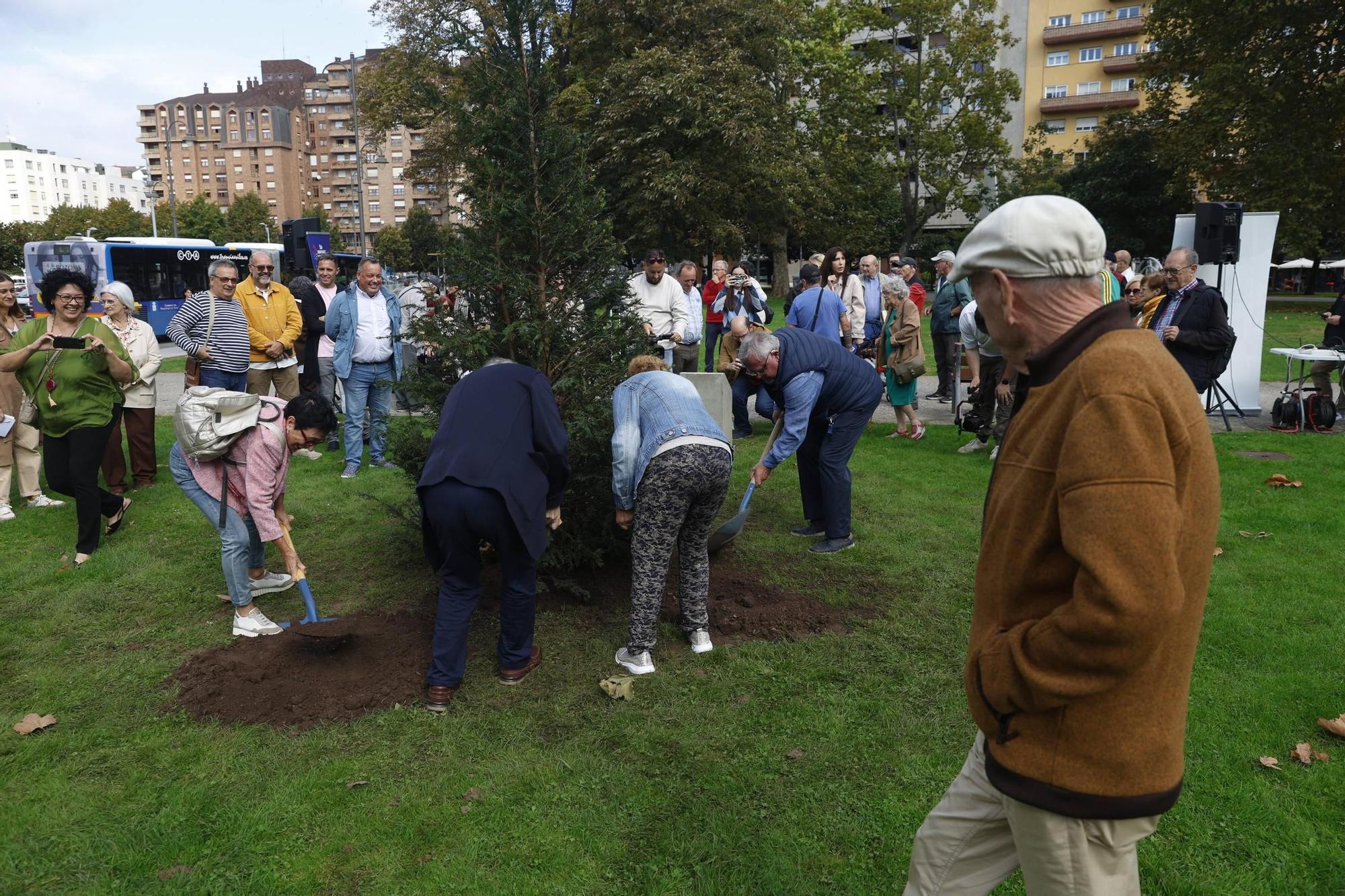 EN IMÁGENES: Avilés dedica una plaza pública a las personas mayores