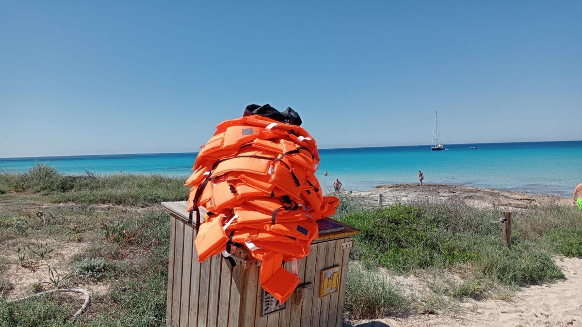 Chalecos salvavidas de los migrantes de la última patera llegada a Formentera, este 21 de mayo