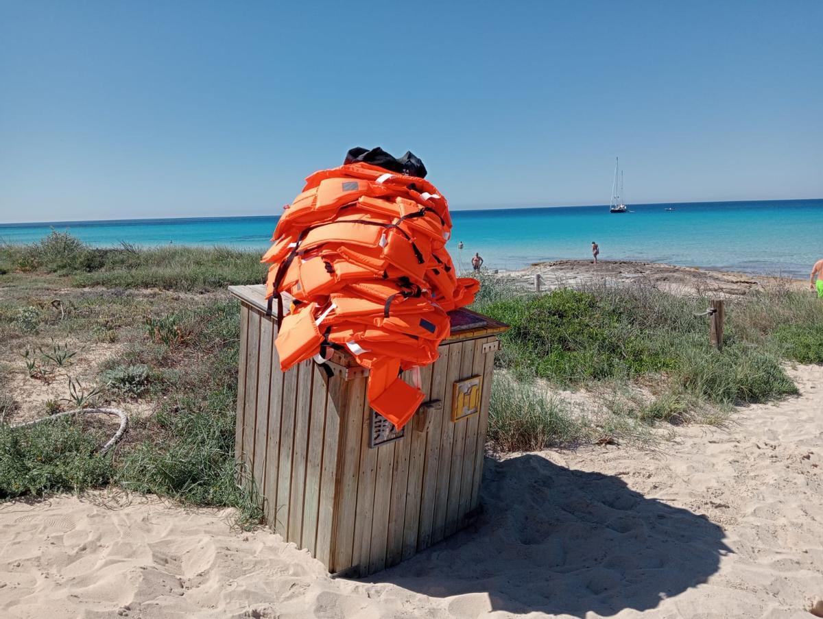 Chalecos salvavidas de los migrantes de la última patera llegada a Formentera, este 21 de mayo