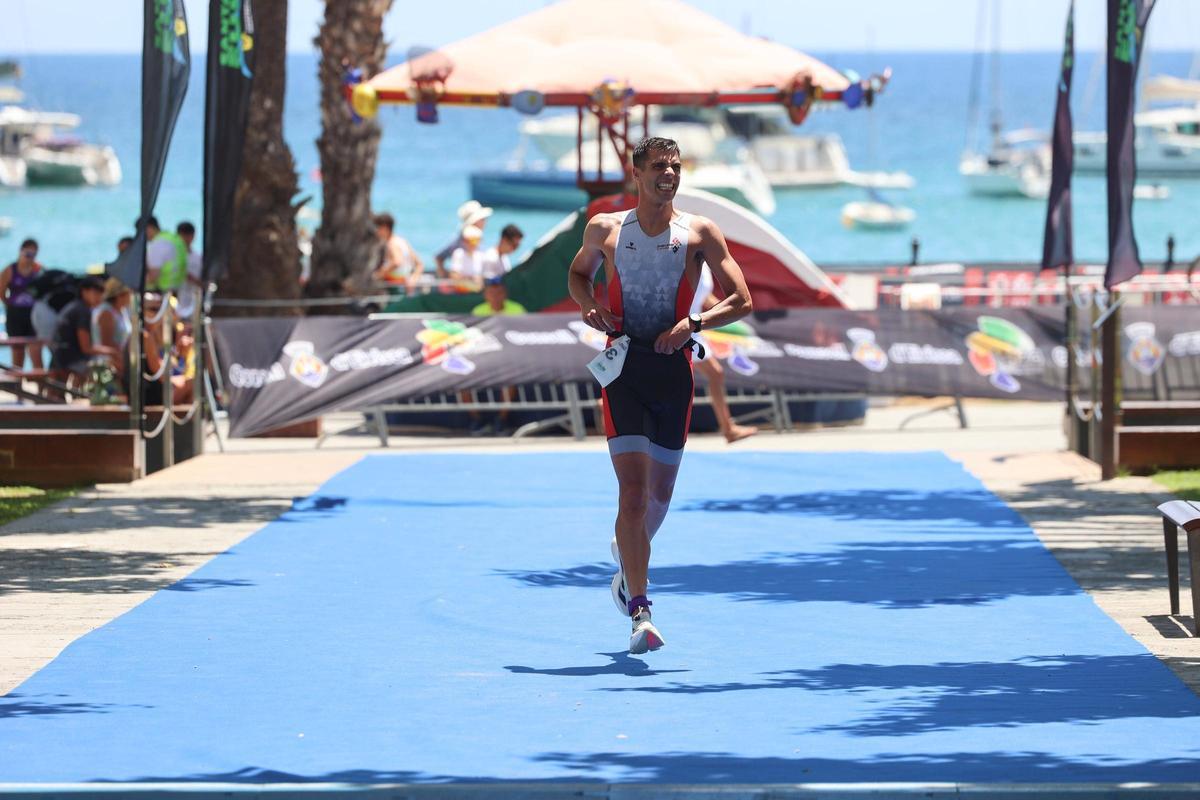 Albero Parrilla se lleva el Campeonato Balear de Acuatlón en Santa Eulària.