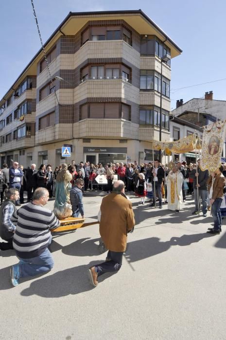 Misa y procesión de El Encuentro en Campomanes