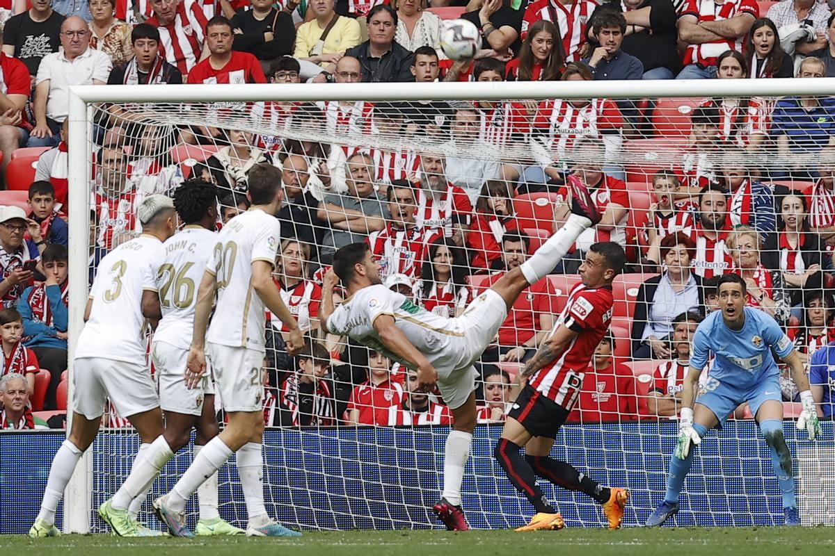 La defensa y Edgar Badia se tuvieron que emplear a fondo para frenar el asedio del Athletic