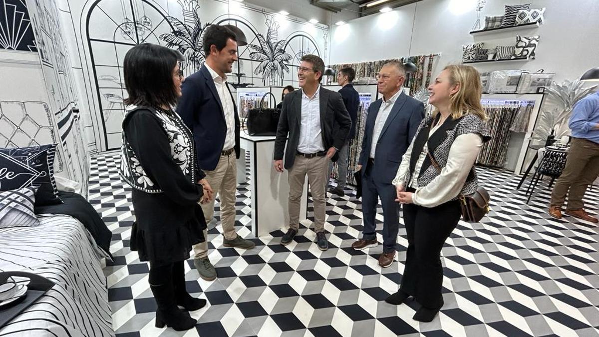 Jorge Rodríguez, Pepe Serna, Natàlia Enguix y empresarios de Ontinyent en Heimtextil.