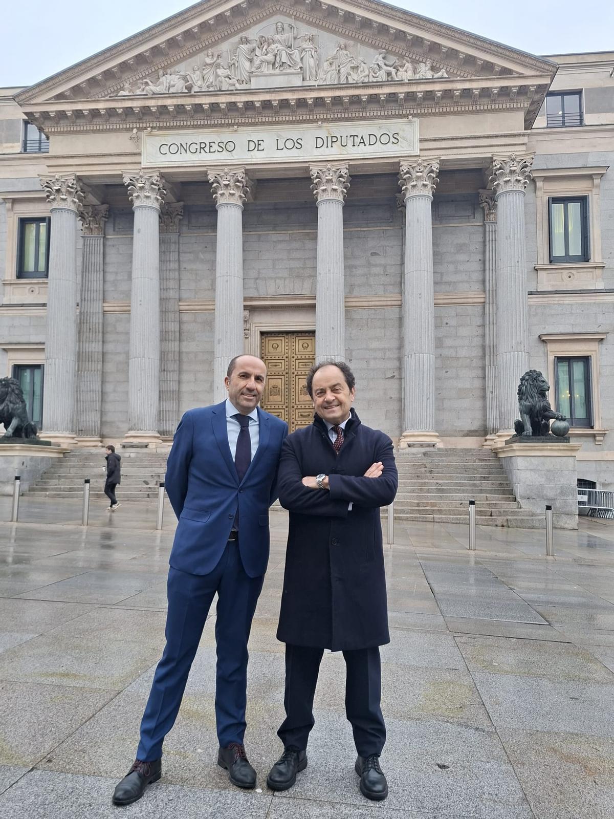 Ximo Esteve y José Ramón Chirivella, a las puertas del Congreso.
