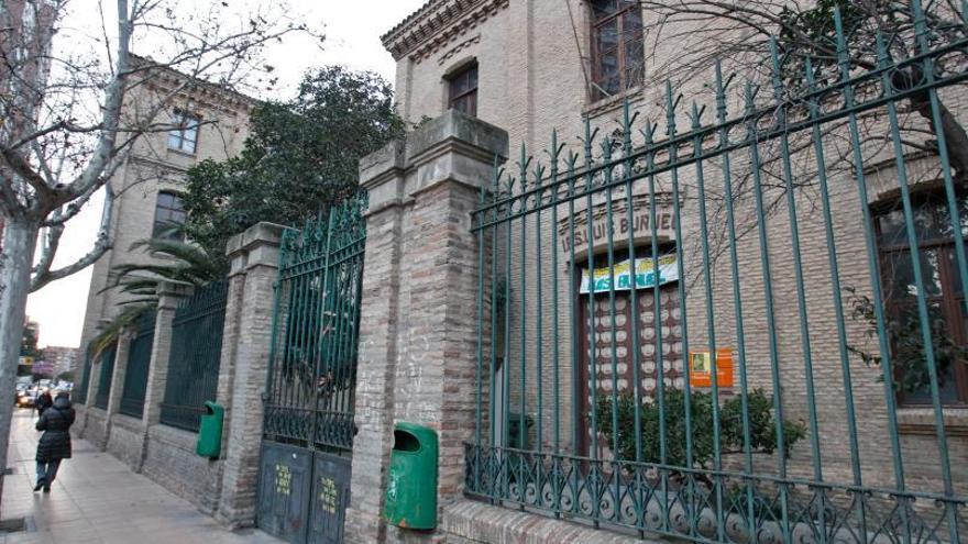 Acceso desde la calle Predicadores al antiguo instituto Luis Buñuel de Zaragoza.  | EL PERIÓDICO