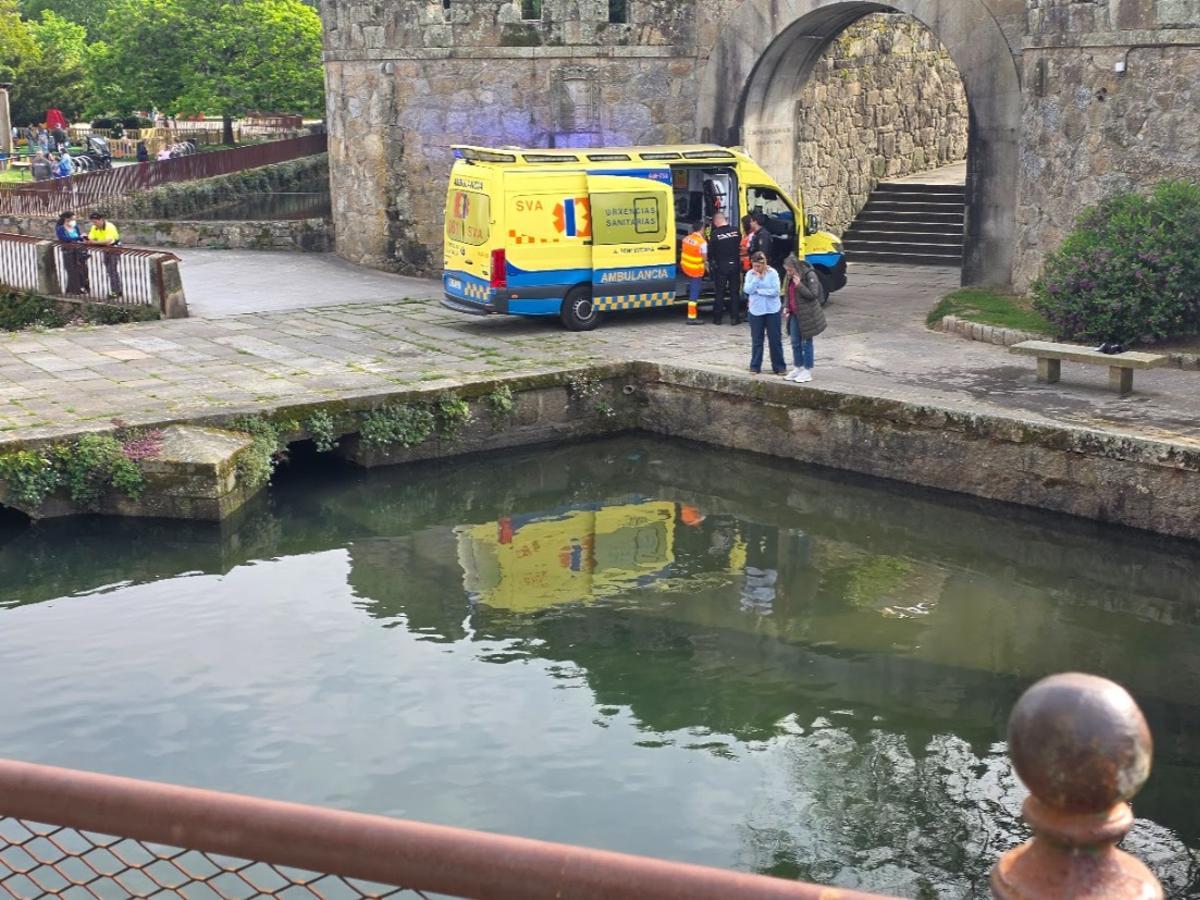 El rescate efectuado en el río O Con congregó a numerosos curiosos y dio lugar a un espectacular despliegue de medios policiales y de emergencias.