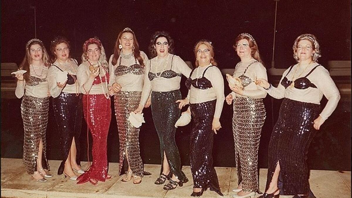 Juana Manrique, en el centro (de negro) junto a sus amigas disfrazadas de sirena en un carnaval de Arrecife.