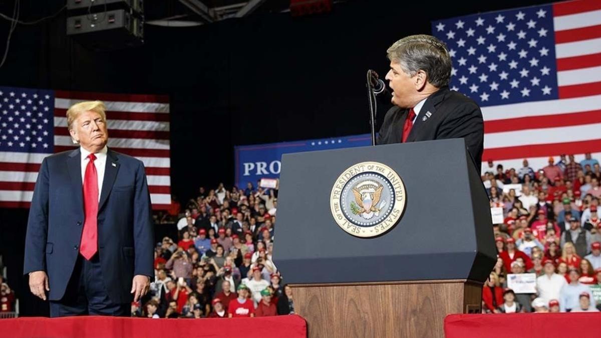 Sean Hannity, presentador de la Fox, y Trump, durante un acto de campaña.