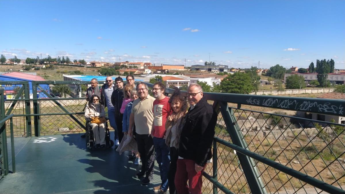 Foto de familia de la candidatura de Guarido en la pasarela peatonal de la estación