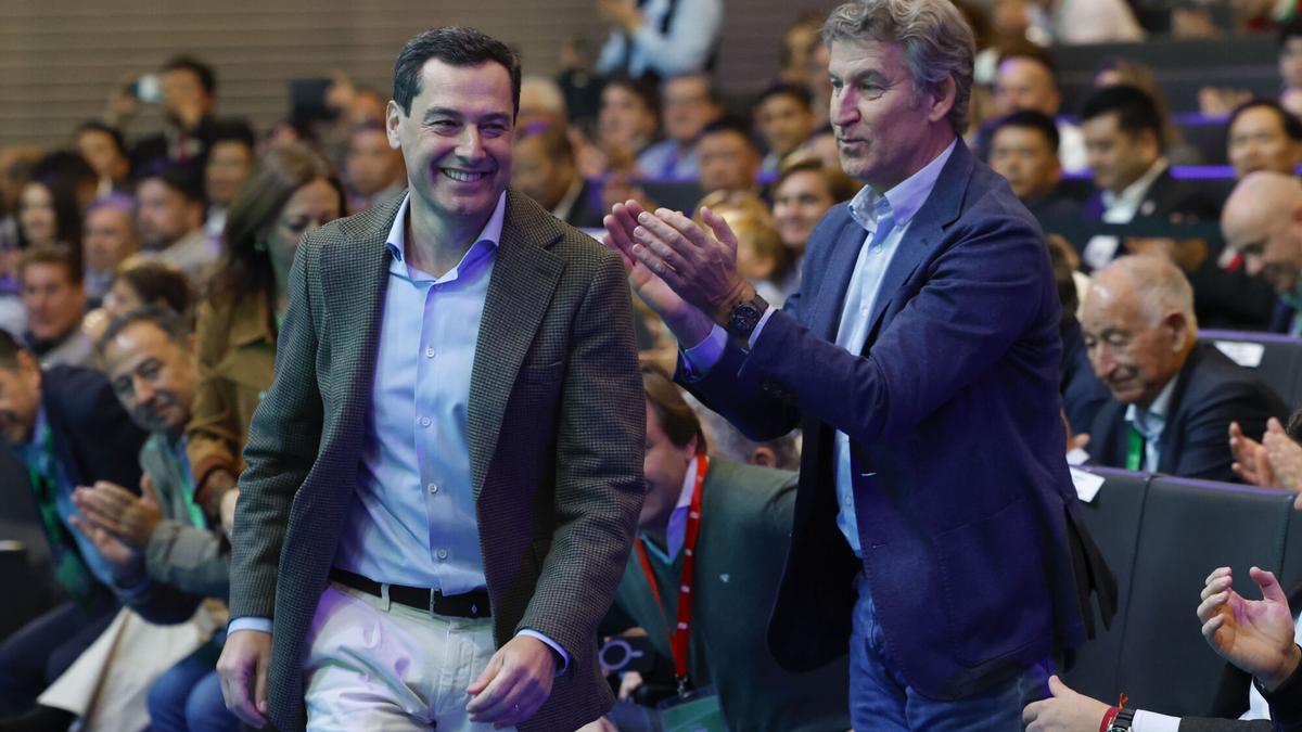 Juanma Moreno (d), junto al líder del partido, Alberto Núñez Feijóo (i), en la jornada de clausura al XVII Congreso del PP de Andalucía que se celebra este domingo en el Palacio de Congresos de Sevilla