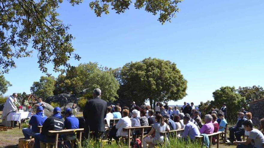 Vecinos de Pinilla de Fermoselle durante una pasada romería.