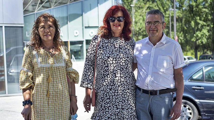 Tünde y Juan Manuel, con una amiga que fue testigo de su boda.