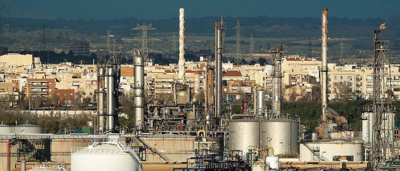 Petroquímica vista desde Salou con Tarragona al fondo.