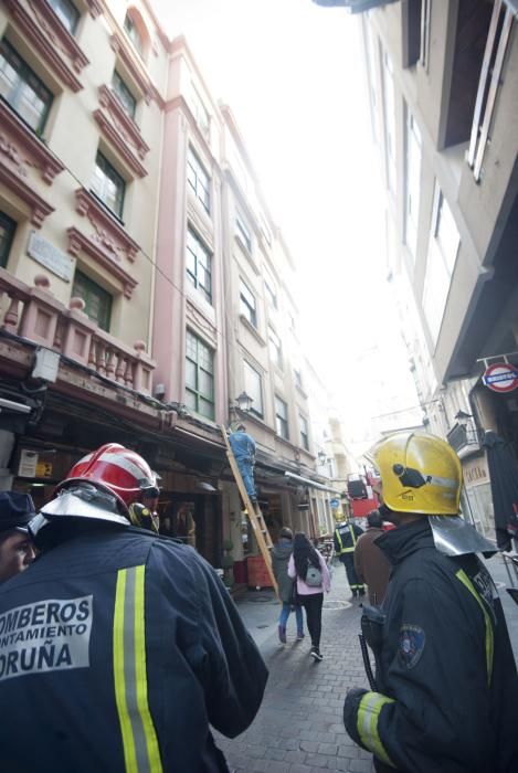 Los bomberos y la Policía Local intervinieron en el lugar y comprobaron el estado de la fachada, de la que se desprendieron gran cantidad de cascotes, aunque no afectaron a más peatones.