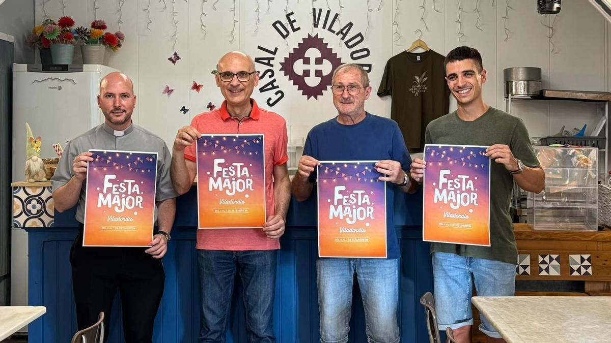 Joan Antoni Castillo, Lluís Sarró, Carles Casado i Ferran Rubio amb el cartell de la festa major durant la presentació, aquest dimarts