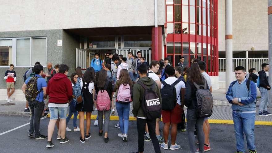 Varios alumnos, ayer, en la entrada de un instituto gallego.