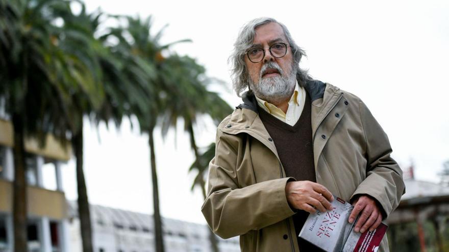 Ramón Pernas, ayer con su última novela en los jardines de Méndez Núñez.   | // ARCAY/ROLLER AGENCIA