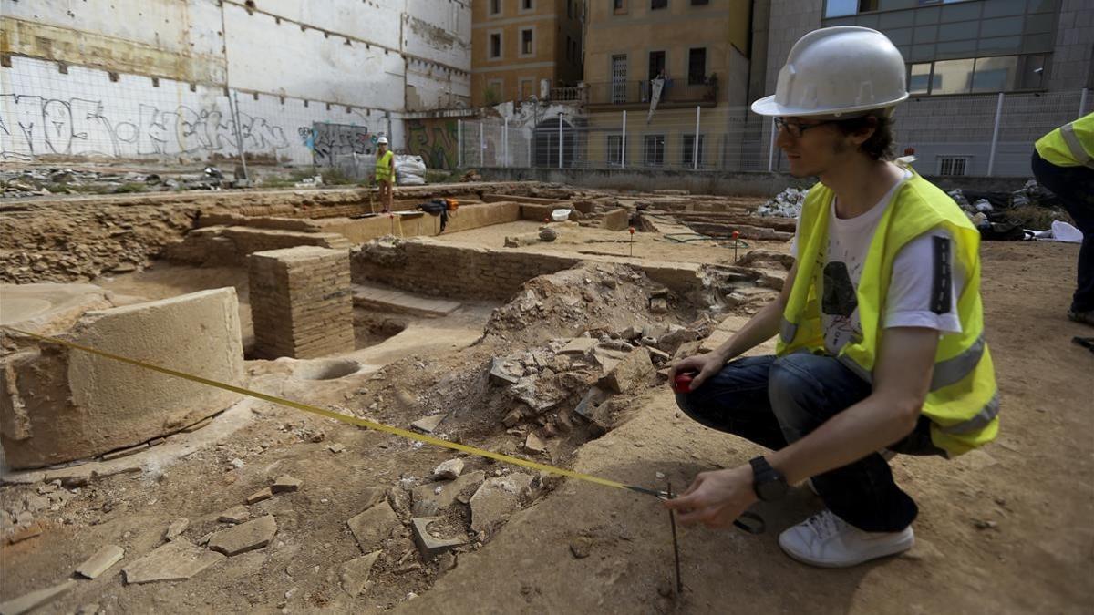 Excavacion arqueológica en la facultad de Historia de la UB (Raval) en la que participan estudiantes del grado.