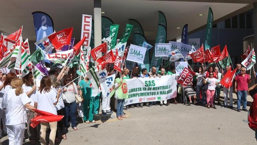 Imagen de la concentración en la entrada del Hospital Clínico.