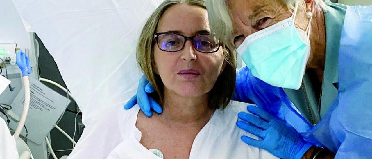 Candelas Varela, hospitalizada en Madrid, junto a su madre, Maite Vázquez.