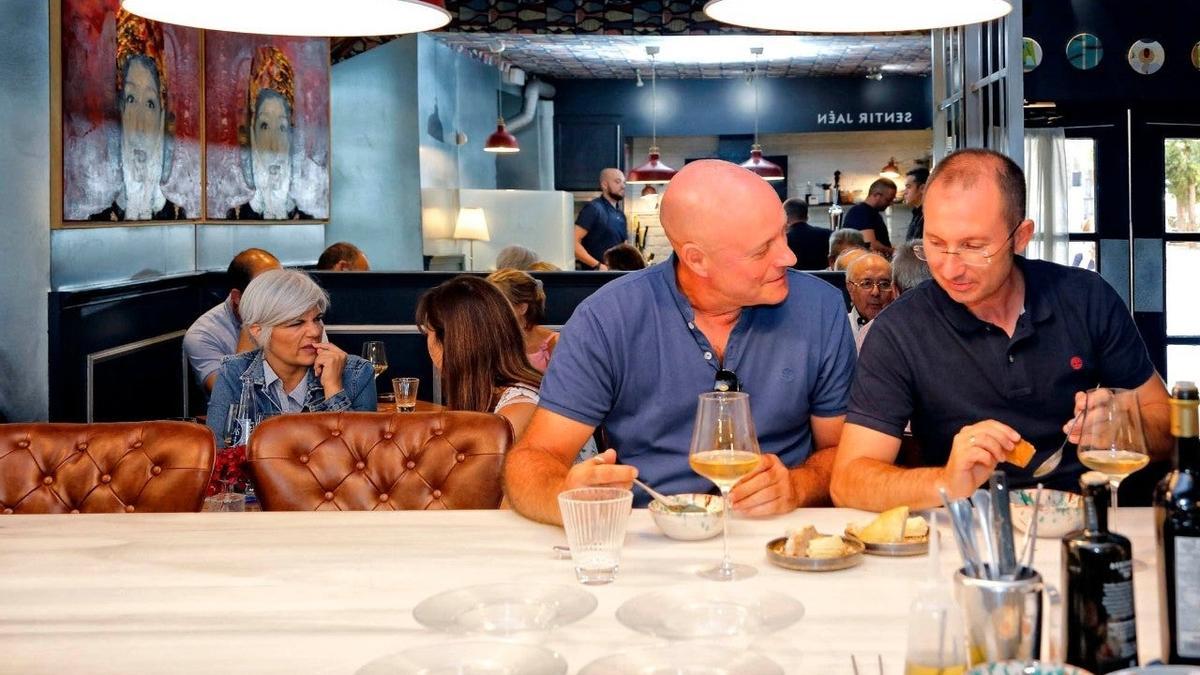 Dos comensales en Bagá, el mejor restaurante de España según OAD.