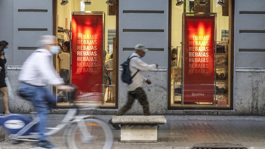 Rebajas 2023 | Qué es mejor comprar en las rebajas; ropa de verano o de  invierno