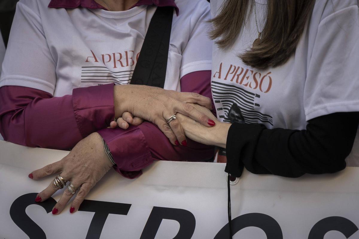 Asociaciones de victimas de la dana se concentran ante Las Corts durante la comparecencia de Carlos Mazon en la comision de investigacion por la dana