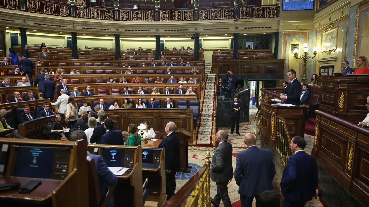 Varios diputados de Vox entrando al Congreso de los Diputados.