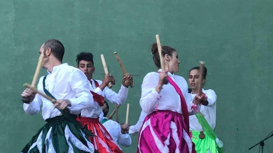 Actuación del grupo de Danza de Paloteo en el frontón de Cañizal.